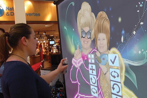JOUEZ Vous personnalisez votre photo parmi des centaines d'options : images de fond, accessoires, pochoirs, stickers… ou laissez-vous surprendre par notre animateur artiste ...