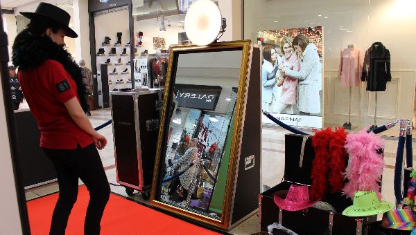 Comment ça marche ? Posez devant un miroir géant interactif qui vous prend en photo. Ecrivez une dédicace avec le doigt… Repartez avec votre photo imprimée...