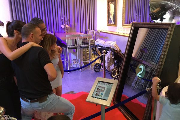 selfie miroir stand2 Pourquoi les Invités se pressent-ils devant ce miroir étrange ? Ils choisissent un accessoire et s’amusent à poser comme des stars, ils écrivent une dédicace avec leur doigt…