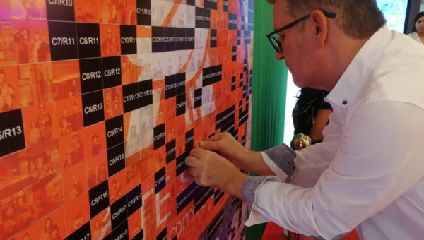 Comment ça marche ? - Choisissez le visuel qui représentera l’évènement - Créez une mosaïque numérique en 3D à partir de l’ensemble des photos prises en temps réel